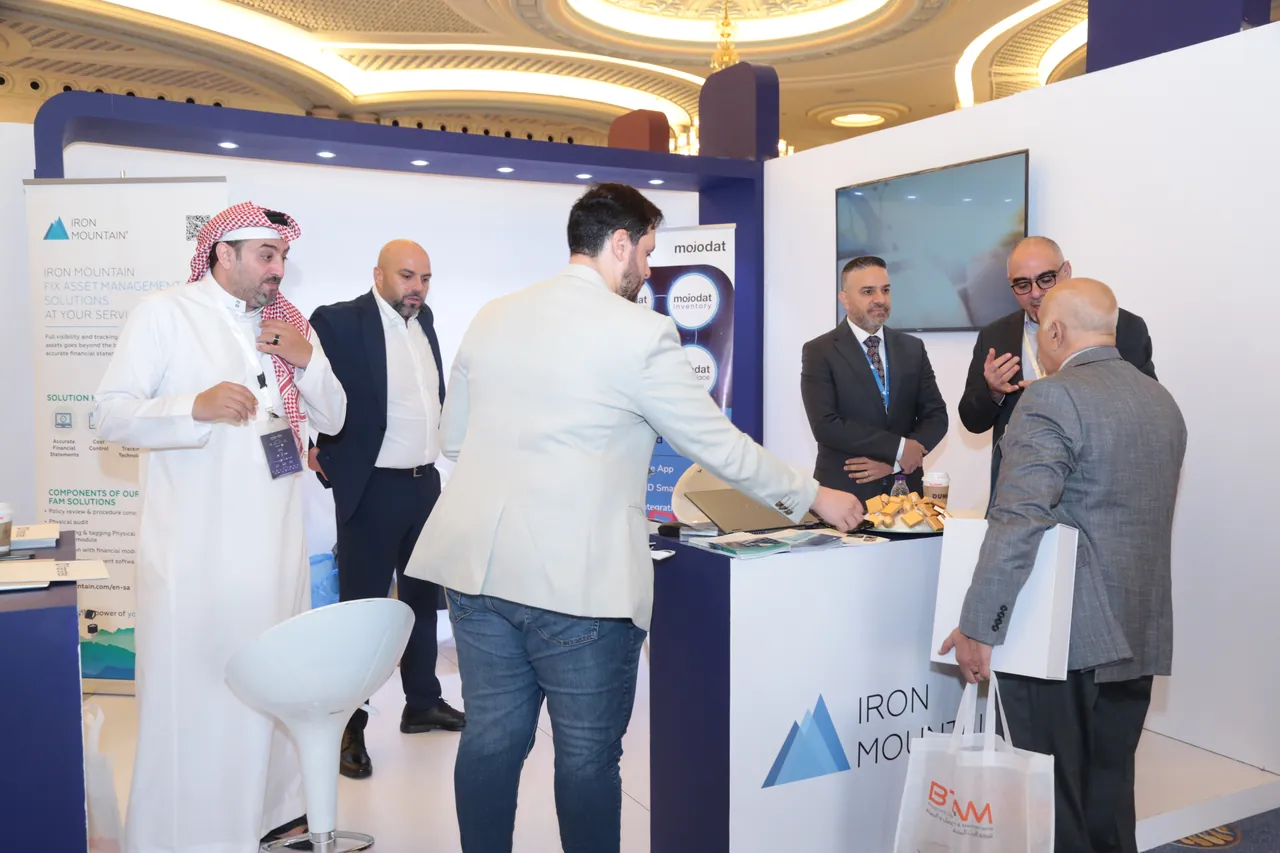 Exhibitors meeting visitors
